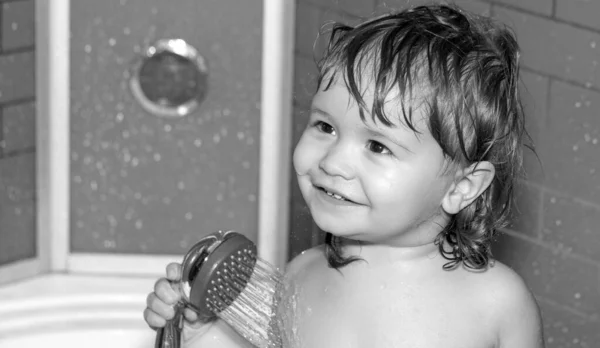 Glückliches Baby Das Ein Bad Nimmt Und Mit Schaumblasen Spielt — Stockfoto