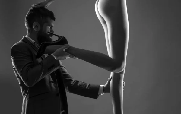 Erótica Entretenimento Sexual Homem Barbudo Segurando Mulheres Sexy Perna Olhando — Fotografia de Stock