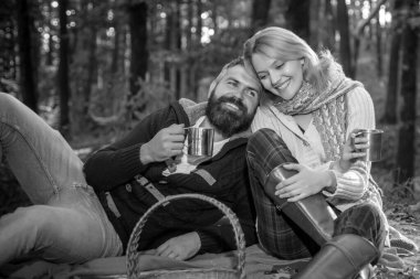 Sadece ikimiz bir doğa var. Turizm konsepti. Piknik zamanı. Parkta birlikte dinlenen bir çift. Romantik piknik ormanı. Piknik battaniyesi üzerinde dinlenen aşık turistler. Doğada romantik tarih.