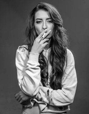 Sigara içen kız. Bağımlılık ve bağımlılık. Sigara nikotin bağımlılığı. Sigara bağımlısı kadınlar