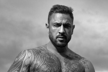 Acımasız bir adam, yakışıklı, ciddi bir erkek model. Gökyüzünde ciddi profili olan bir adamın yakın portresi.