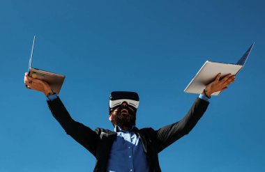 İş adamı sanal gerçekliği. Gelecekteki teknoloji konsepti. 3D gözlüklü ve dizüstü bilgisayarlı sakallı adam.