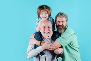 Mutlu aile kavramı gülün ve birlikte eğlenin. Üç kuşak yaşları: büyükbaba ve çocuk birlikte. Erkek Çoklu Nesil Ailesi, tecrit