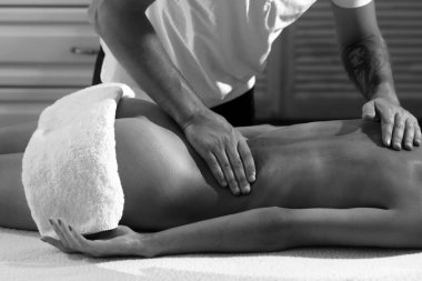 Cinsel masaj. Çift yatakta rahat. Erkek ve kız vücut masajını rahatlatıyor. Güzellik salonu ve kaplıca. Sevgililer Günü spa masajı. Memnuniyet ve zevk. Hedonizm ve vücut zevkleri. Şehvetli dokunuş.