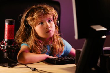 Gece geç saatte bilgisayarlı bir çocuk. Neon mavi ışık