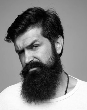 Duygular. Yüz ifadesi. Ciddi yakışıklı bir adam. Kendine güvenen adamın portresi. Yüz ifadeleri ve duyguları