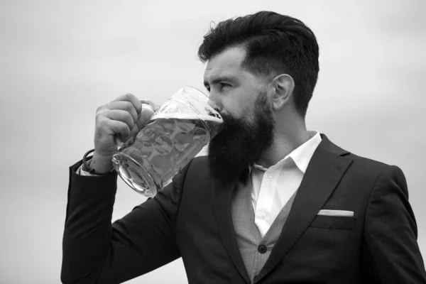 Profil Portretu Brodatego Barmana Pijącego Piwo Hipster Pije Piwo — Zdjęcie stockowe