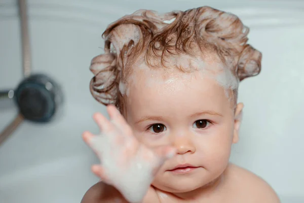 孩子在洗澡有趣的小孩在泡沫里洗澡 在家里在浴缸里洗澡 洗澡间里有蓬松肥皂泡的小孩 — 图库照片