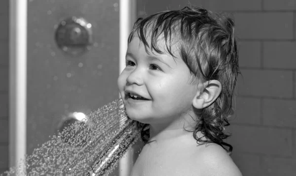 かわいい子供がバスタブで遊んでいます 赤ん坊のシャワー 泡風呂で入浴する子供の肖像画 — ストック写真