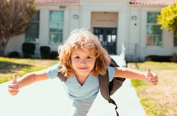 Wracać Szkoły Słodki Dzieciak Biegnącym Plecakiem Chodzącym Szkoły Podnoszącym Kciuki — Zdjęcie stockowe