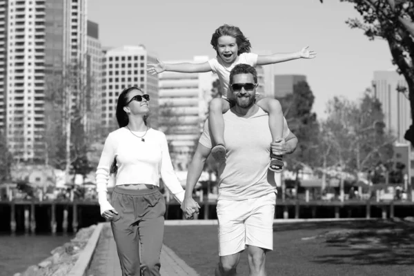 Glückliche Familie Beim Spazierengehen Auf Der Straße Lässiger Lebensstil Porträt — Stockfoto
