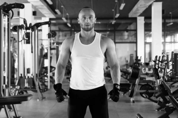 Formda Bir Adam Spor Salonundaki Genç Kaslı Adam Atletik Erkek — Stok fotoğraf