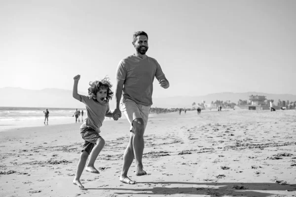 Μπαμπάς Και Παιδί Διασκεδάζουν Έξω Πατέρας Και Γιος Τρέχουν Στη — Φωτογραφία Αρχείου