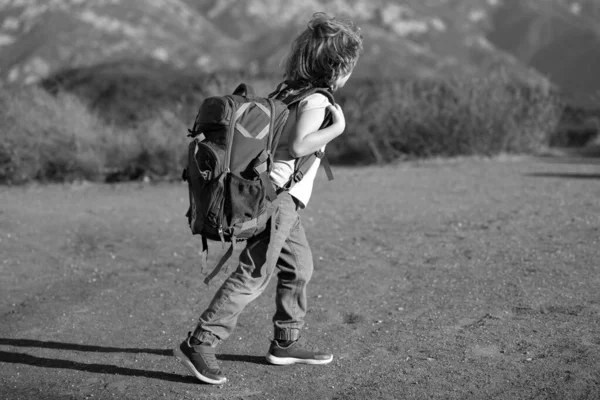 Niño Con Mochila Senderismo Las Montañas Escénicas Turista Local Una — Foto de Stock