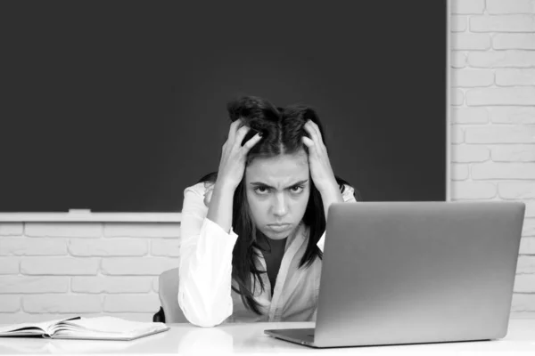 Θλιβερός Και Θυμωμένος Μαθητής Που Χρησιμοποιεί Υπολογιστή Στην Τάξη — Φωτογραφία Αρχείου