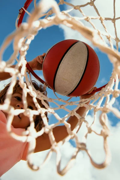 Ragazzo Che Gioca Basket Vista Palla Volante Cestino Dall Alto — Foto Stock