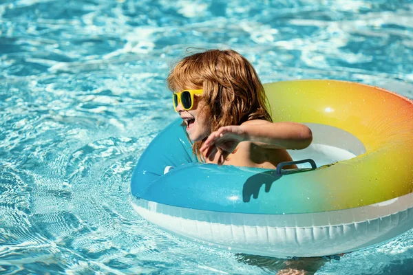 Zomer Kinderen Vakantie Concept Zomer Kindweekend Een Jongen Een Zwembad — Stockfoto