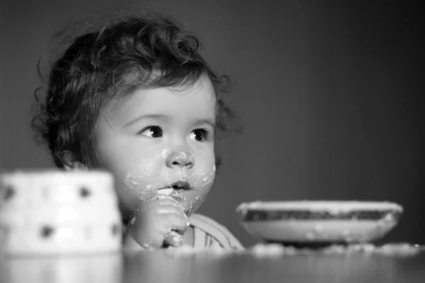 Comida Infantil Conceito Nutrição Bebê Comendo Comida Uma Tigela — Fotografia de Stock