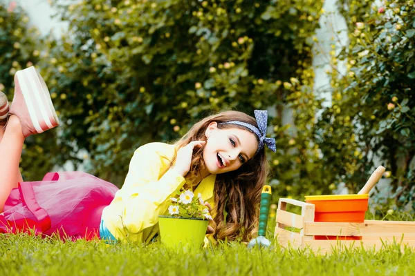 Trädgårdsskötsel För Tonåringar Flicka Med Gräs Trädgården Liten Bonde Flicka — Stockfoto