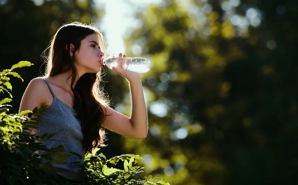 Здоровая Женщина Пьет Воду Бутылки Открытом Воздухе Оставайтесь Гидратацией Неспрятанный — стоковое фото