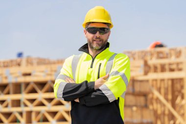 Bina konsepti. İnşaatçı ustabaşı. Binada miğferli beyaz adam inşaat işçisi. İnşaat binası. İnşaat alanı yöneticisi. İnşaat alanında miğferli bir işçi.