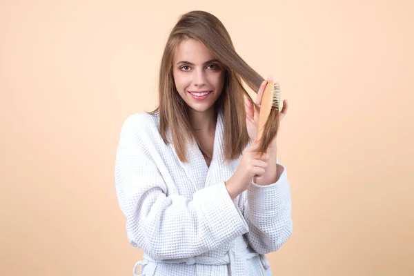 Junge Frau Die Sich Ihren Haarkamm Kümmert Haarpflege Hübsches Mädchen — Stockfoto