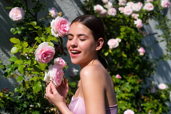 Modelo Joven Vestido Verano Parque Rosas Primavera Hermosa Joven Romántica — Foto de Stock