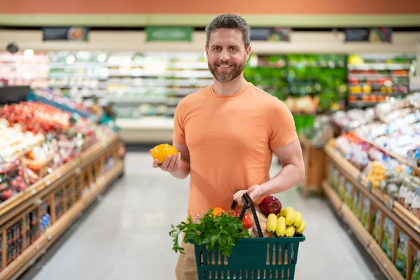 Schöner Mann Mit Einkaufskorb Mit Lebensmitteln Mann Kauft Lebensmittel Supermarkt — Stockfoto