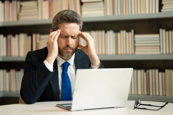 Sorglig Affärsman Med Fruktansvärd Huvudvärk Utmattad Man Känner Sig Ohälsosam — Stockfoto