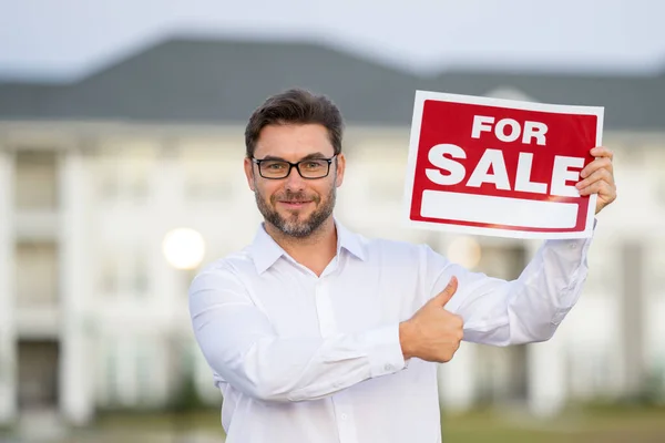 Μεσίτης Κατέχει Αμερικανική Πινακίδα Πώλησης Σπιτιού Έννοια Της Πώλησης Της — Φωτογραφία Αρχείου