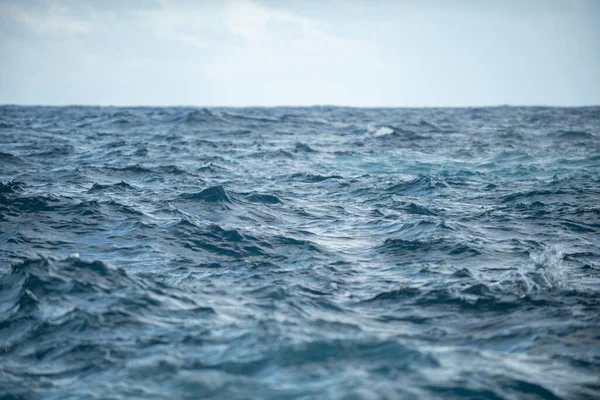 Klidná Povrchová Textura Mořské Vody Cákáním Vlnami Abstraktní Příroda Pozadí — Stock fotografie