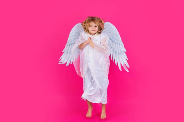 天使般的孩子们跳跃 孩子们跳跃 全身而退 穿着天使服装的可爱的小女孩 背景偏僻 有天使翅膀的小孩孤立的工作室拍摄 有趣的天使 — 图库照片