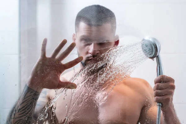 Retrato Homem Tomando Banho Banheiro Uma Rotina Higiene Masculina Homem — Fotografia de Stock