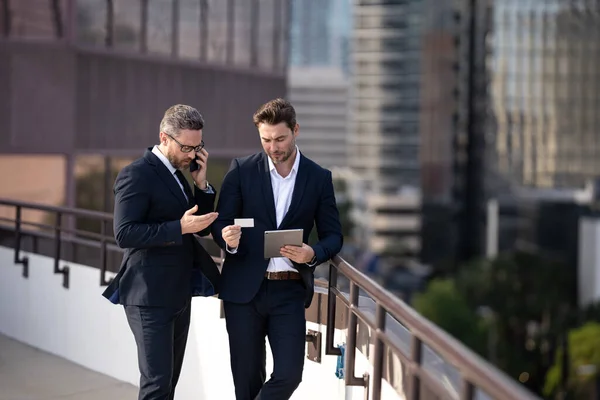 Geschäftsmann Ney York Business Männer Team Mit Tablet Laptop Draußen — Stockfoto