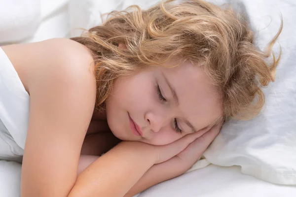 Anak Kecil Tidur Ranjang Putih Yang Nyaman Anak Kecil Tidur — Stok Foto