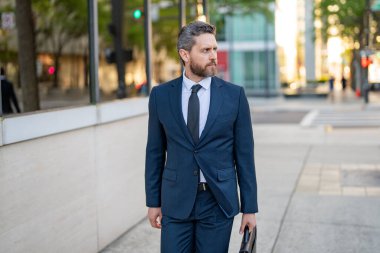 Takım elbiseli hırslı bir iş adamı. Finans yönetimi ve muhasebe. Finansal planlama ve risk yönetimi. İki iş adamı müşterilerle ilişki kurmakta mükemmeldi.