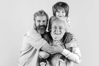 Mutlu aile kavramı gülün ve birlikte eğlenin. Üç kuşak yaşları: büyükbaba ve çocuk birlikte. Erkek Çoklu Nesil Ailesi, tecrit