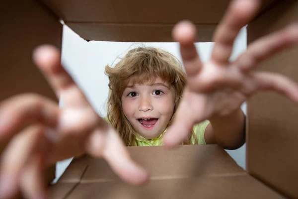 Edad Del Niño Años Abre Caja Cartón Saca Regalo Ella — Foto de Stock