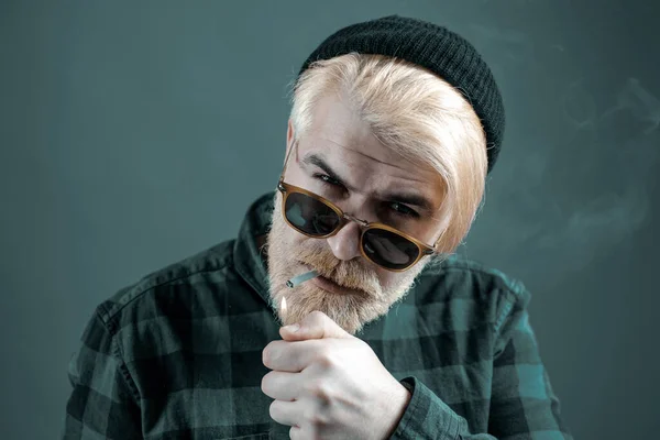 Porträt Eines Gutaussehenden Mannes Studio Auf Dunklem Hintergrund Mann Raucht — Stockfoto