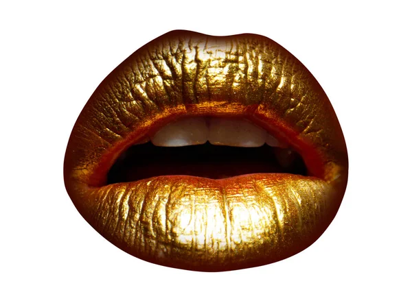 創造的な芸術金の金属口紅と黄金の唇 セクシーな女の子の唇にゴールドペイント 官能的な女性の口 隔離された背景 — ストック写真