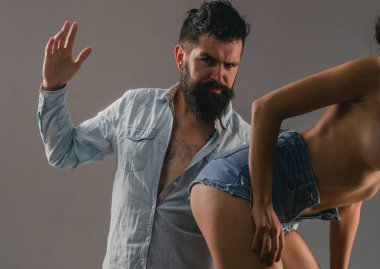 Mükemmel genç kız kalçaları. Erotik oyun fetişi ve bdsm, sadomazoşizm ve üstünlük. Baskın adam