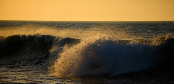 波の背景 熱帯の海の上のビーチの日の出 ビーチに波が打ち寄せるカラフルな夕日 — ストック写真