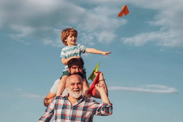 Glückliche Männer Familie Haben Spaß Zusammen Kinderpilot Mit Spielzeug Jetpack — Stockfoto