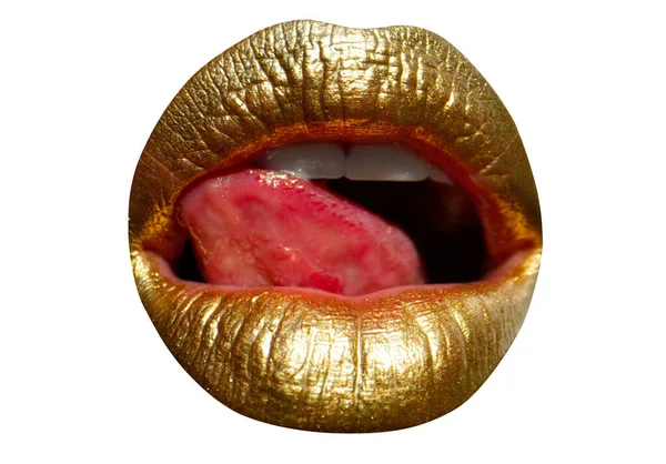 孤立した背景に金の口紅と黄金の唇 官能的な女の子や金と女性の口 孤立した女性の舌を黄金の口 白に隔離されてる 唇のアイコン — ストック写真