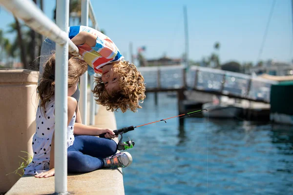 Enfant Garçon Engagé Dans Des Passe Temps Pêche Tient Une — Photo