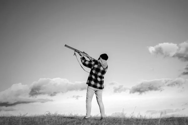 Skeet Schieten Hunter Richt Geweer Bos Jager Met Shotgun Gun — Stockfoto