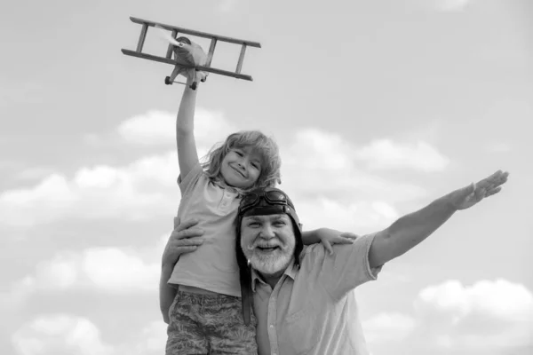 Büyükbaba Oğlu Yaz Aylarında Gökyüzü Arka Planında Oyuncak Uçakla Oynuyorlar — Stok fotoğraf