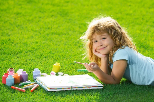 재능있는 아이들 공원의 야외에서 붓으로 그림을 그리는 — 스톡 사진