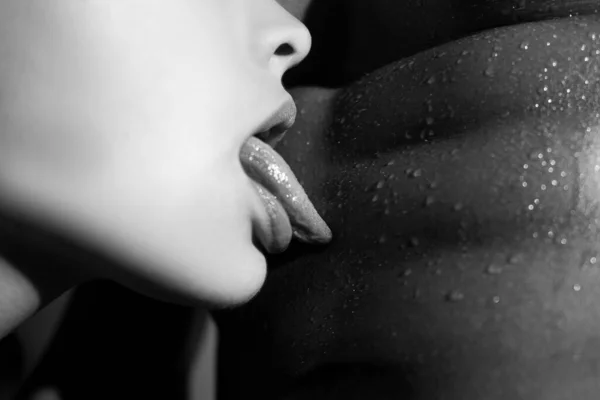 남자의 근육질의 복근으로 키스하는 여자가 컨셉이야 — 스톡 사진