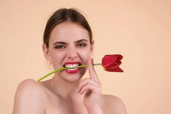 Chica Belleza Con Tulipán Boca Hermosa Mujer Sensual Mantenga Tulipán — Foto de Stock